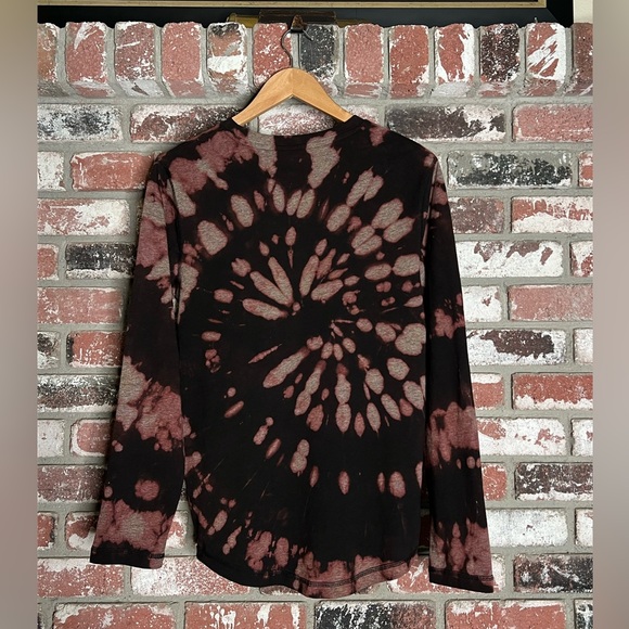 Men’s NHL Golden Knights Black and Gold Bleach Tie-Dye Long Sleeve Tee - Picture 5 of 7